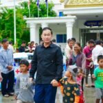 អភិបាលខេត្តពោធិ៍សាត់ ជួបសំណេះសំណាល និងជូនដំណើរប្រជាពលរដ្ឋ ១៦គ្រួសារ ទៅទទួលផ្ទះ និងដីឡូតិ៍បង្កបង្កើនផល នៅខេត្តស្ទឹងត្រែង