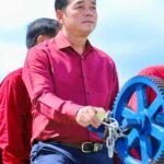 អភិបាលខេត្តកំពង់ចាម ដឹកនាំមន្ត្រីជំនាញ ចុះពិនិត្យសំណង់ទ្វារទឹក ការដាំដើមឈើ និងការបំពាក់បង្គោលភ្លើងសូឡា នៅទំនប់ជ្រោយចេក